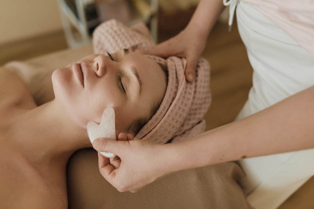 LILIXIR White Crystal Gua Sha - Acupressure Tool - LILIXIR